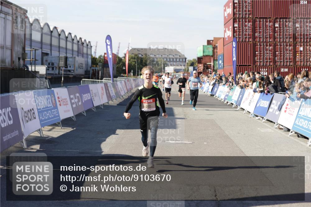 03.10.2025 - Köhlbrandbrückenlauf Jannik Wohlers http://msf.ph/oto/9103670 03.10.2025 12:58:03 Ziel 4046, 4102, 4234, 4654, 5961, 6518, 6519, 6520, 6715 meine-sportfotos.de