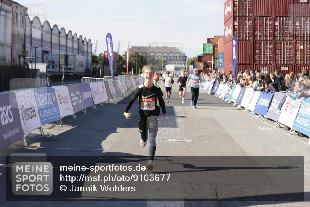 03.10.2025 - Köhlbrandbrückenlauf Jannik Wohlers http://msf.ph/oto/9103677 03.10.2025 12:58:03 Ziel 4046, 4102, 4234, 4654, 5961, 6518, 6519, 6520, 6715 meine-sportfotos.de