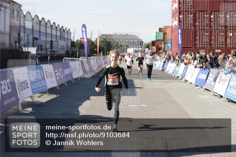 03.10.2025 - Köhlbrandbrückenlauf Jannik Wohlers http://msf.ph/oto/9103684 03.10.2025 12:58:03 Ziel 4046, 4102, 4234, 4654, 5961, 6518, 6519, 6520, 6715 meine-sportfotos.de