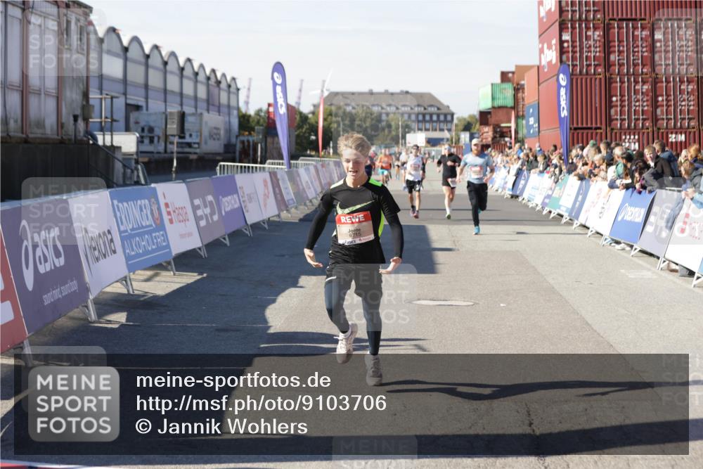 03.10.2025 - Köhlbrandbrückenlauf Jannik Wohlers http://msf.ph/oto/9103706 03.10.2025 12:58:03 Ziel 4046, 4102, 4234, 4654, 5961, 6518, 6519, 6520, 6715 meine-sportfotos.de