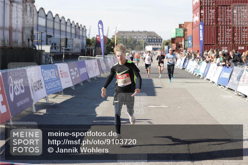 03.10.2025 - Köhlbrandbrückenlauf Jannik Wohlers http://msf.ph/oto/9103720 03.10.2025 12:58:04 Ziel 4046, 4102, 4234, 4248, 4654, 5961, 6518, 6519, 6520, 6715, 6718 meine-sportfotos.de