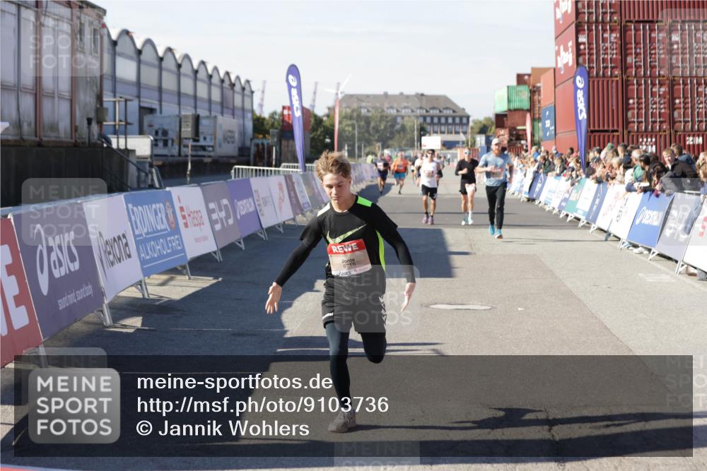 03.10.2025 - Köhlbrandbrückenlauf Jannik Wohlers http://msf.ph/oto/9103736 03.10.2025 12:58:04 Ziel 4046, 4102, 4234, 4248, 4654, 5961, 6518, 6519, 6520, 6715, 6718 meine-sportfotos.de