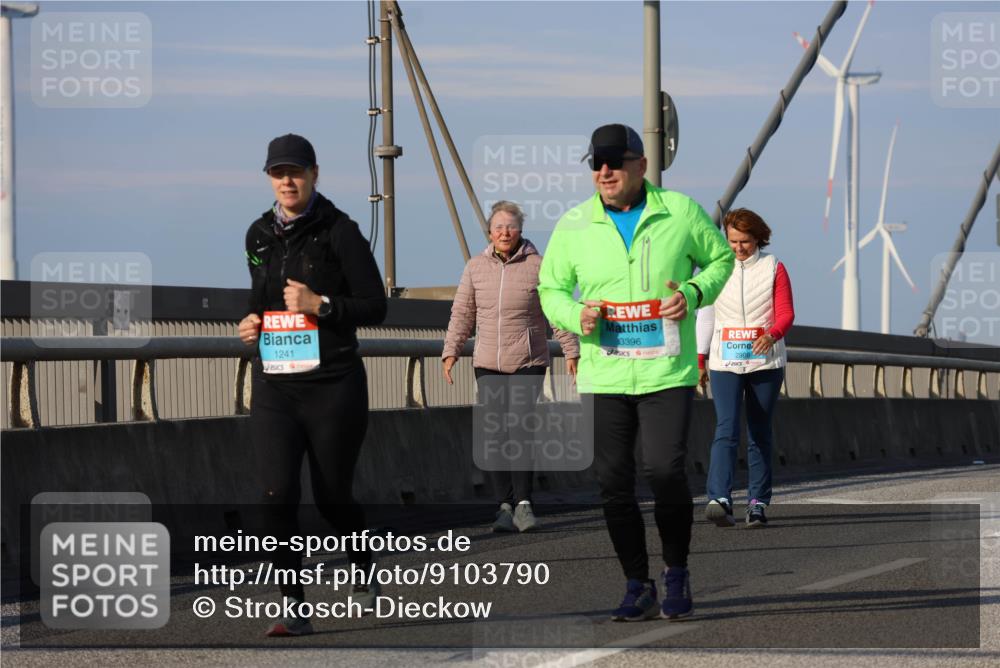 03.10.2025 - Köhlbrandbrückenlauf Strokosch-Dieckow http://msf.ph/oto/9103790 03.10.2025 10:15:37 Position 2 1241, 3396, 2908 meine-sportfotos.de