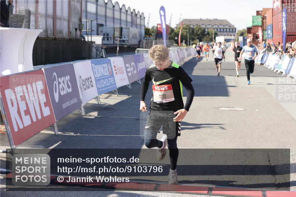 03.10.2025 - Köhlbrandbrückenlauf Jannik Wohlers http://msf.ph/oto/9103796 03.10.2025 12:58:04 Ziel 4046, 4102, 4234, 4248, 4654, 5961, 6518, 6519, 6520, 6715, 6718 meine-sportfotos.de