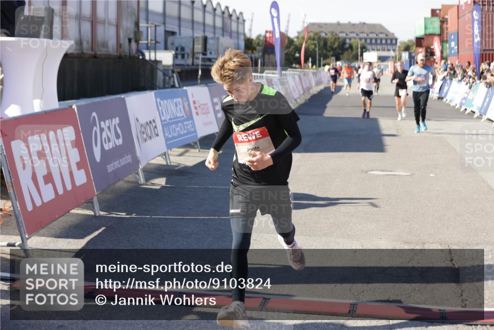 03.10.2025 - Köhlbrandbrückenlauf Jannik Wohlers http://msf.ph/oto/9103824 03.10.2025 12:58:04 Ziel 4046, 4102, 4234, 4248, 4654, 5961, 6518, 6519, 6520, 6715, 6718 meine-sportfotos.de