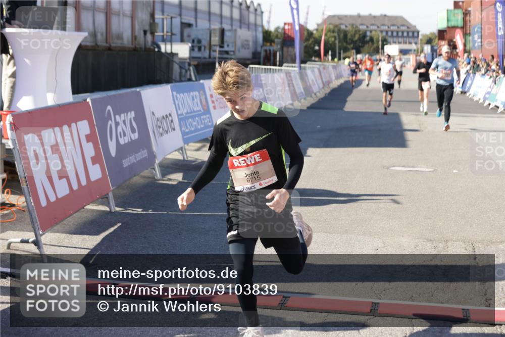 03.10.2025 - Köhlbrandbrückenlauf Jannik Wohlers http://msf.ph/oto/9103839 03.10.2025 12:58:05 Ziel 4046, 4102, 4234, 4248, 5961, 6518, 6519, 6520, 6715, 6718 meine-sportfotos.de