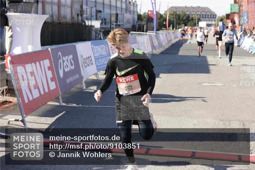 03.10.2025 - Köhlbrandbrückenlauf Jannik Wohlers http://msf.ph/oto/9103851 03.10.2025 12:58:05 Ziel 4046, 4102, 4234, 4248, 5961, 6518, 6519, 6520, 6715, 6718 meine-sportfotos.de