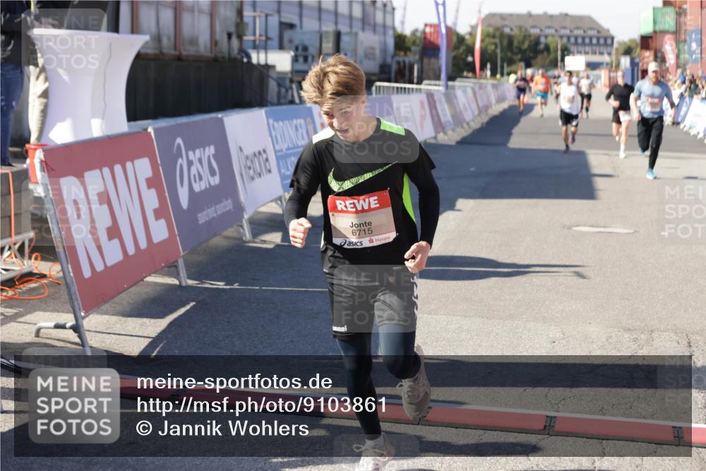 03.10.2025 - Köhlbrandbrückenlauf Jannik Wohlers http://msf.ph/oto/9103861 03.10.2025 12:58:05 Ziel 4046, 4102, 4234, 4248, 5961, 6518, 6519, 6520, 6715, 6718 meine-sportfotos.de