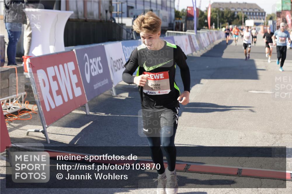 03.10.2025 - Köhlbrandbrückenlauf Jannik Wohlers http://msf.ph/oto/9103870 03.10.2025 12:58:05 Ziel 4046, 4102, 4234, 4248, 5961, 6518, 6519, 6520, 6715, 6718 meine-sportfotos.de