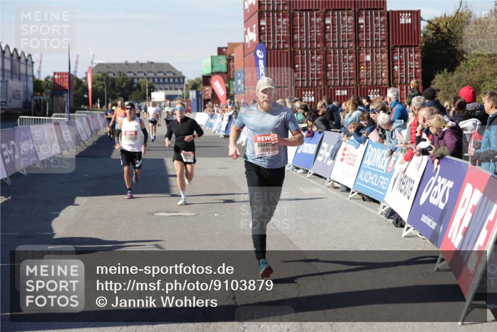 03.10.2025 - Köhlbrandbrückenlauf Jannik Wohlers http://msf.ph/oto/9103879 03.10.2025 12:58:08 Ziel 4234, 4248, 4394, 6518, 6519, 6520, 6715, 6718 meine-sportfotos.de