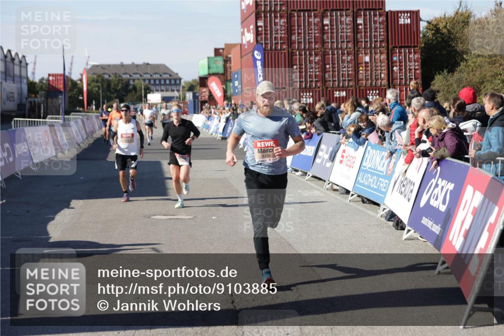 03.10.2025 - Köhlbrandbrückenlauf Jannik Wohlers http://msf.ph/oto/9103885 03.10.2025 12:58:08 Ziel 4234, 4248, 4394, 6518, 6519, 6520, 6715, 6718 meine-sportfotos.de