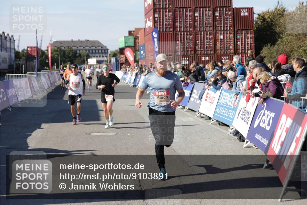 03.10.2025 - Köhlbrandbrückenlauf Jannik Wohlers http://msf.ph/oto/9103891 03.10.2025 12:58:08 Ziel 4234, 4248, 4394, 6518, 6519, 6520, 6715, 6718 meine-sportfotos.de