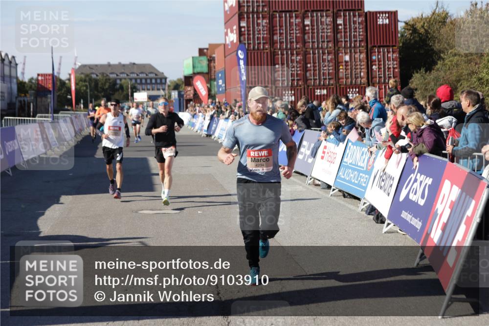 03.10.2025 - Köhlbrandbrückenlauf Jannik Wohlers http://msf.ph/oto/9103910 03.10.2025 12:58:08 Ziel 4234, 4248, 4394, 6518, 6519, 6520, 6715, 6718 meine-sportfotos.de
