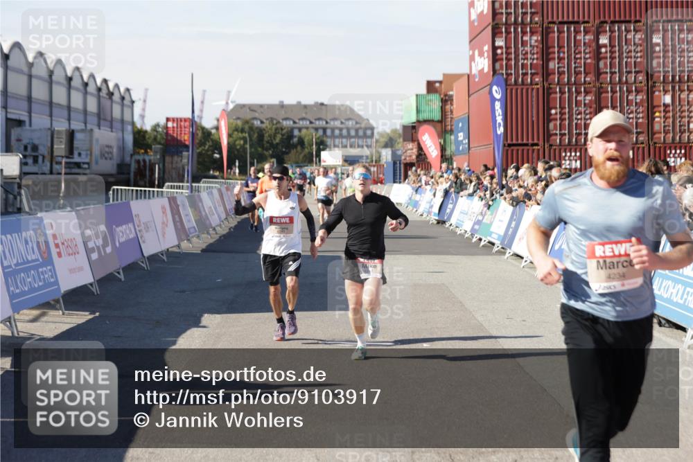 03.10.2025 - Köhlbrandbrückenlauf Jannik Wohlers http://msf.ph/oto/9103917 03.10.2025 12:58:09 Ziel 4234, 4248, 4394, 6715, 6718 meine-sportfotos.de