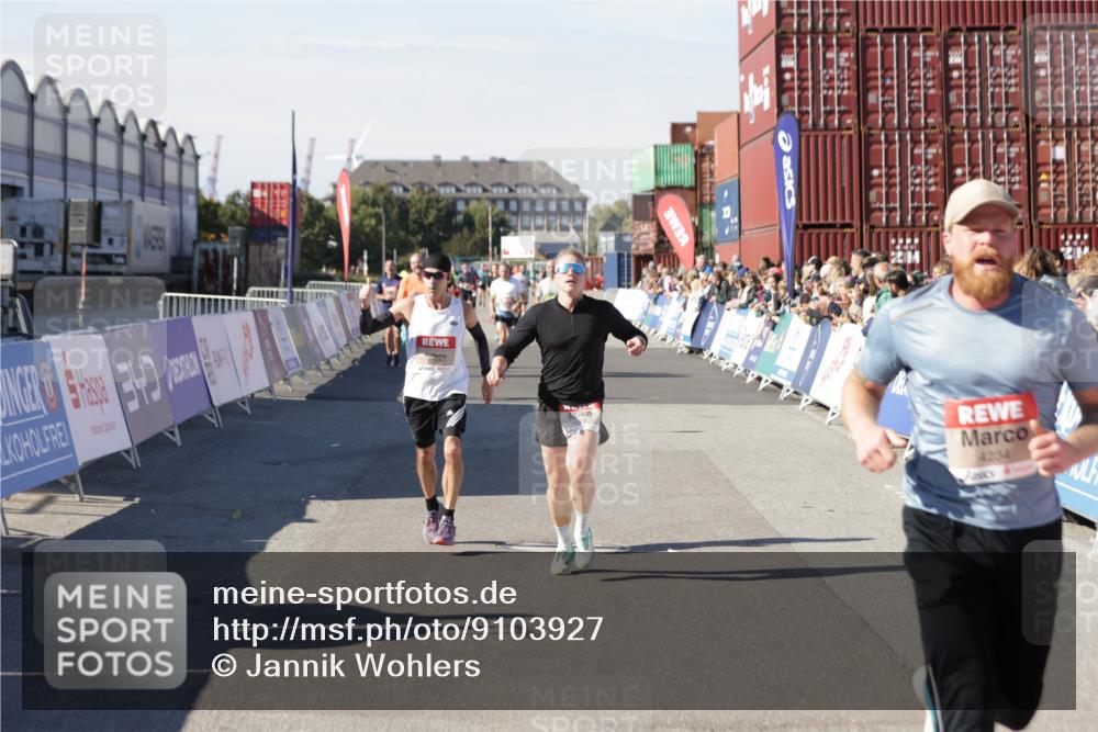 03.10.2025 - Köhlbrandbrückenlauf Jannik Wohlers http://msf.ph/oto/9103927 03.10.2025 12:58:09 Ziel 4234, 4248, 4394, 6715, 6718 meine-sportfotos.de
