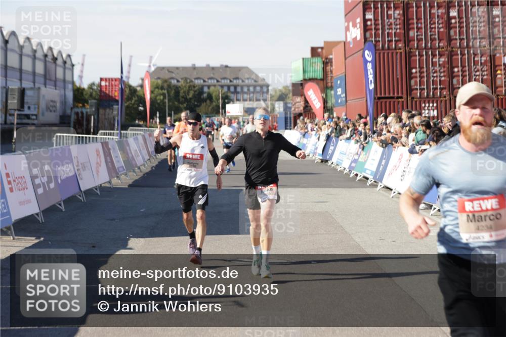 03.10.2025 - Köhlbrandbrückenlauf Jannik Wohlers http://msf.ph/oto/9103935 03.10.2025 12:58:09 Ziel 4234, 4248, 4394, 6715, 6718 meine-sportfotos.de