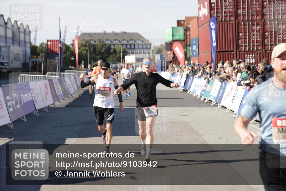 03.10.2025 - Köhlbrandbrückenlauf Jannik Wohlers http://msf.ph/oto/9103942 03.10.2025 12:58:09 Ziel 4234, 4248, 4394, 6715, 6718 meine-sportfotos.de