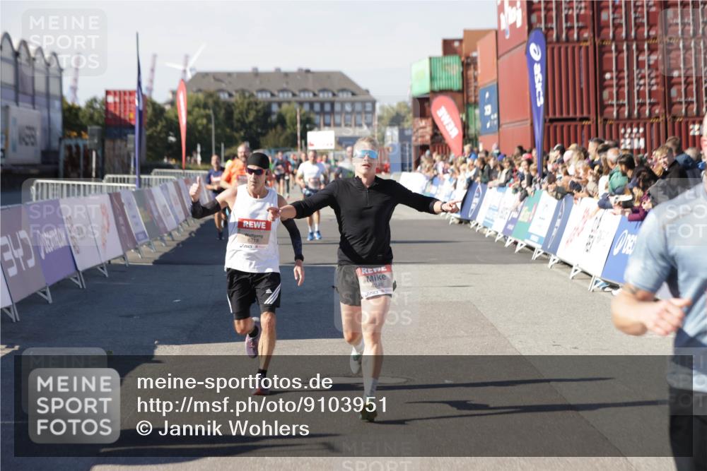 03.10.2025 - Köhlbrandbrückenlauf Jannik Wohlers http://msf.ph/oto/9103951 03.10.2025 12:58:09 Ziel 4234, 4248, 4394, 6715, 6718 meine-sportfotos.de