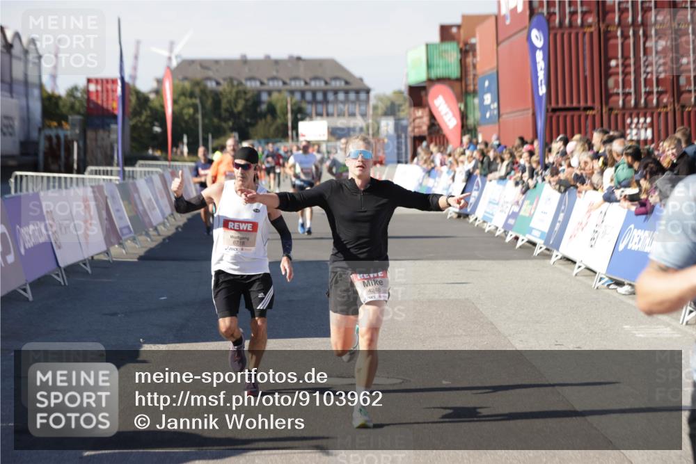 03.10.2025 - Köhlbrandbrückenlauf Jannik Wohlers http://msf.ph/oto/9103962 03.10.2025 12:58:09 Ziel 4234, 4248, 4394, 6715, 6718 meine-sportfotos.de