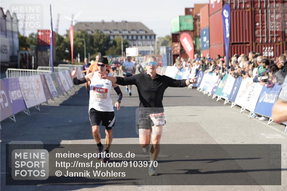03.10.2025 - Köhlbrandbrückenlauf Jannik Wohlers http://msf.ph/oto/9103970 03.10.2025 12:58:09 Ziel 4234, 4248, 4394, 6715, 6718 meine-sportfotos.de