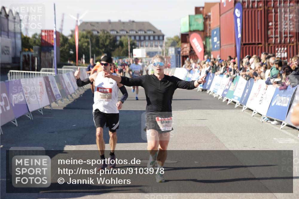 03.10.2025 - Köhlbrandbrückenlauf Jannik Wohlers http://msf.ph/oto/9103978 03.10.2025 12:58:09 Ziel 4234, 4248, 4394, 6715, 6718 meine-sportfotos.de