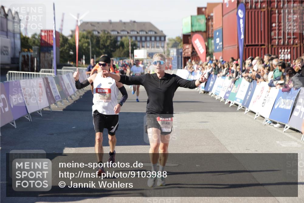 03.10.2025 - Köhlbrandbrückenlauf Jannik Wohlers http://msf.ph/oto/9103988 03.10.2025 12:58:09 Ziel 4234, 4248, 4394, 6715, 6718 meine-sportfotos.de