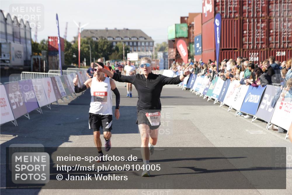 03.10.2025 - Köhlbrandbrückenlauf Jannik Wohlers http://msf.ph/oto/9104005 03.10.2025 12:58:09 Ziel 4234, 4248, 4394, 6715, 6718 meine-sportfotos.de