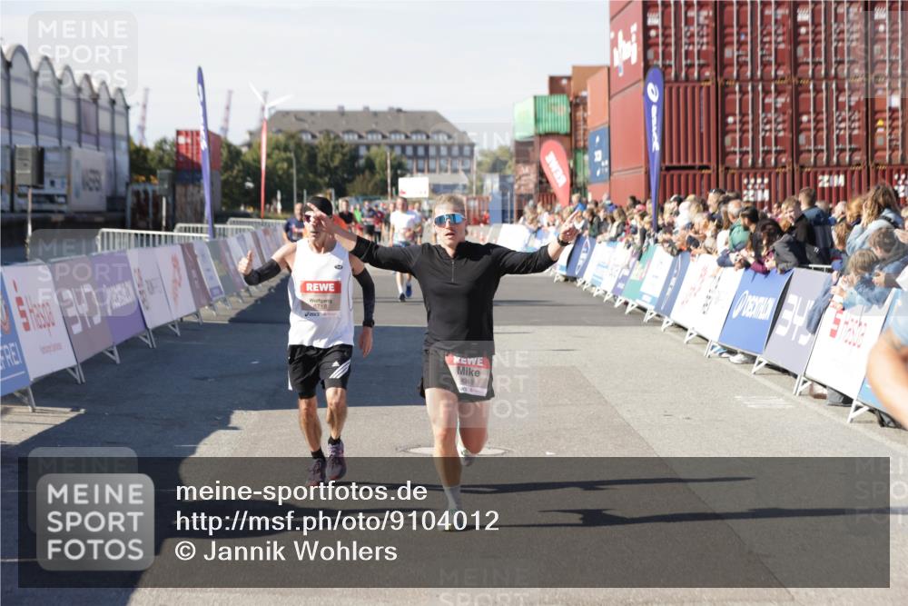 03.10.2025 - Köhlbrandbrückenlauf Jannik Wohlers http://msf.ph/oto/9104012 03.10.2025 12:58:09 Ziel 4234, 4248, 4394, 6715, 6718 meine-sportfotos.de