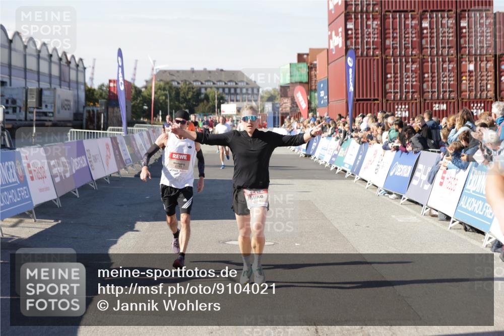 03.10.2025 - Köhlbrandbrückenlauf Jannik Wohlers http://msf.ph/oto/9104021 03.10.2025 12:58:09 Ziel 4234, 4248, 4394, 6715, 6718 meine-sportfotos.de