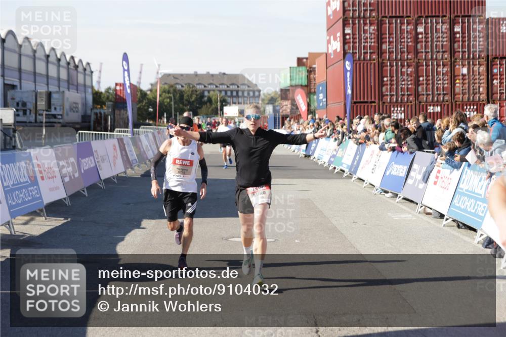 03.10.2025 - Köhlbrandbrückenlauf Jannik Wohlers http://msf.ph/oto/9104032 03.10.2025 12:58:09 Ziel 4234, 4248, 4394, 6715, 6718 meine-sportfotos.de