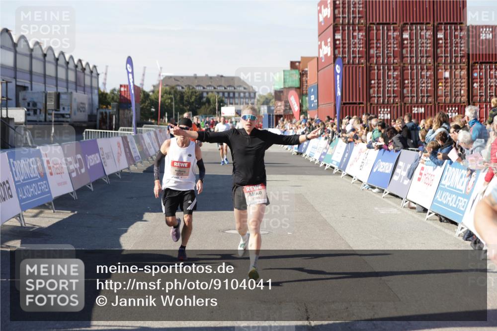 03.10.2025 - Köhlbrandbrückenlauf Jannik Wohlers http://msf.ph/oto/9104041 03.10.2025 12:58:10 Ziel 4234, 4248, 4394, 6715, 6717, 6718 meine-sportfotos.de