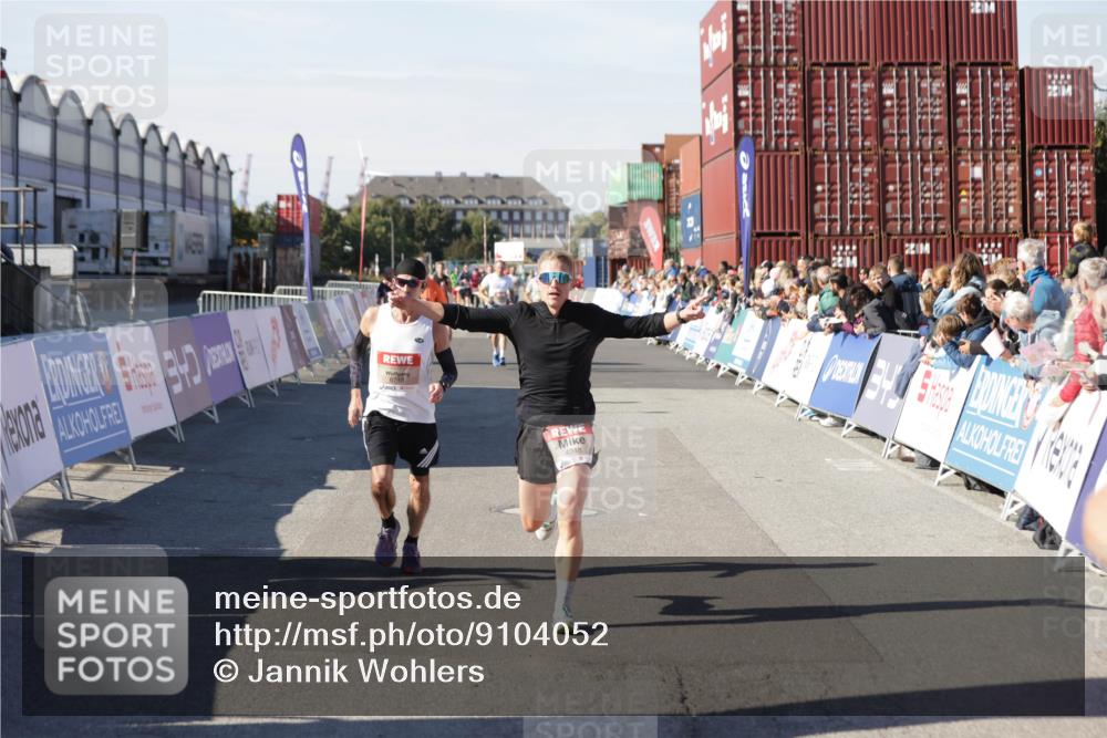 03.10.2025 - Köhlbrandbrückenlauf Jannik Wohlers http://msf.ph/oto/9104052 03.10.2025 12:58:10 Ziel 4234, 4248, 4394, 6715, 6717, 6718 meine-sportfotos.de