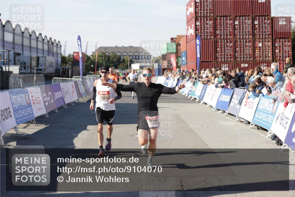 03.10.2025 - Köhlbrandbrückenlauf Jannik Wohlers http://msf.ph/oto/9104070 03.10.2025 12:58:10 Ziel 4234, 4248, 4394, 6715, 6717, 6718 meine-sportfotos.de