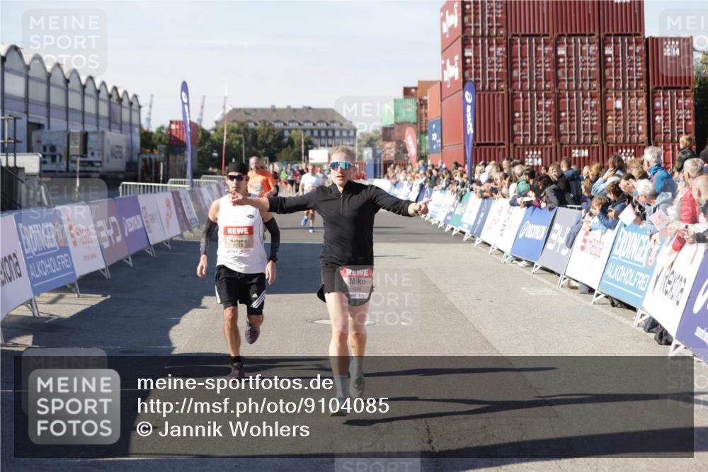 03.10.2025 - Köhlbrandbrückenlauf Jannik Wohlers http://msf.ph/oto/9104085 03.10.2025 12:58:10 Ziel 4234, 4248, 4394, 6715, 6717, 6718 meine-sportfotos.de