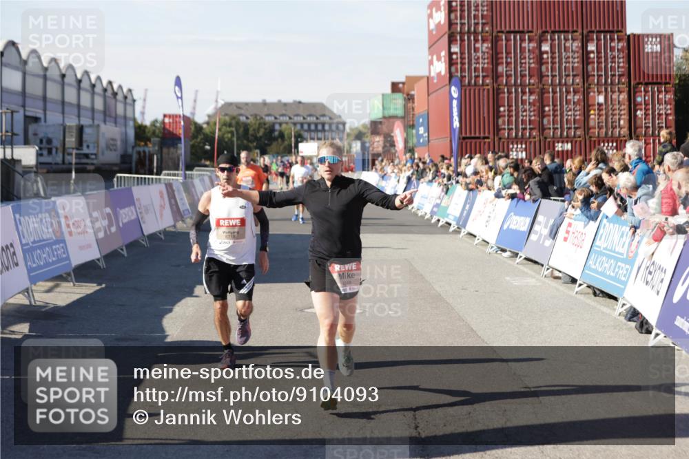03.10.2025 - Köhlbrandbrückenlauf Jannik Wohlers http://msf.ph/oto/9104093 03.10.2025 12:58:10 Ziel 4234, 4248, 4394, 6715, 6717, 6718 meine-sportfotos.de