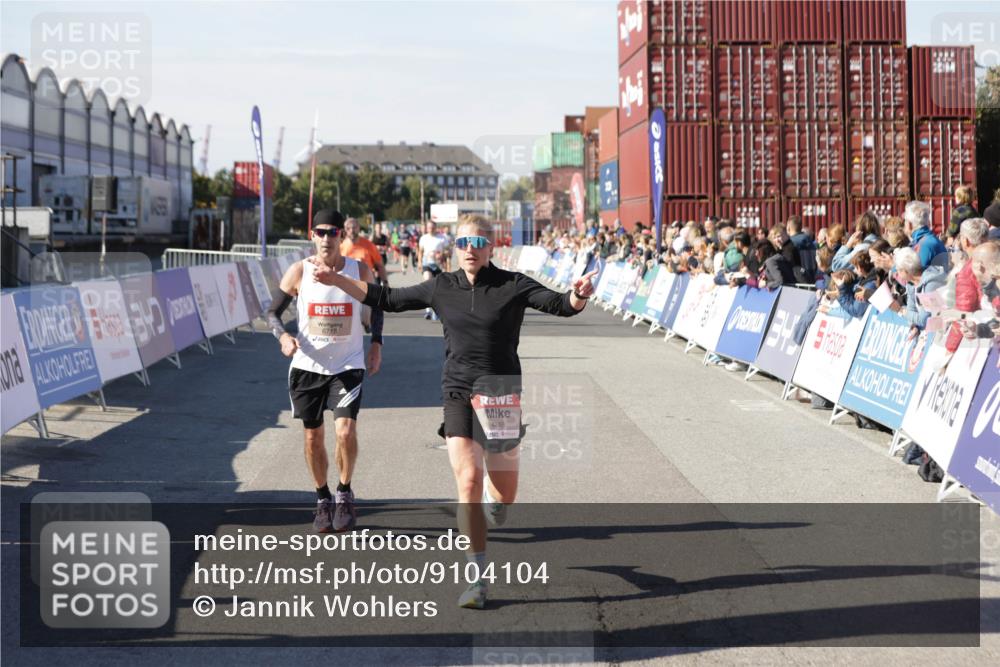 03.10.2025 - Köhlbrandbrückenlauf Jannik Wohlers http://msf.ph/oto/9104104 03.10.2025 12:58:10 Ziel 4234, 4248, 4394, 6715, 6717, 6718 meine-sportfotos.de