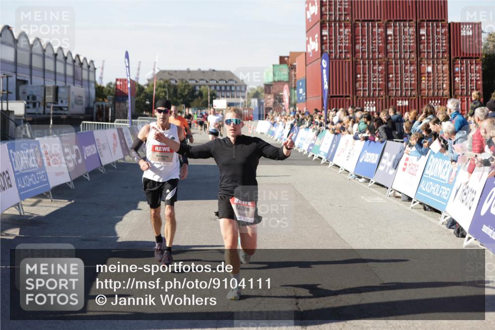 03.10.2025 - Köhlbrandbrückenlauf Jannik Wohlers http://msf.ph/oto/9104111 03.10.2025 12:58:10 Ziel 4234, 4248, 4394, 6715, 6717, 6718 meine-sportfotos.de