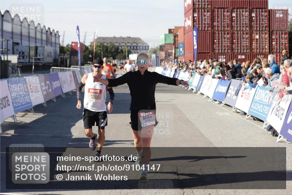 03.10.2025 - Köhlbrandbrückenlauf Jannik Wohlers http://msf.ph/oto/9104147 03.10.2025 12:58:10 Ziel 4234, 4248, 4394, 6715, 6717, 6718 meine-sportfotos.de