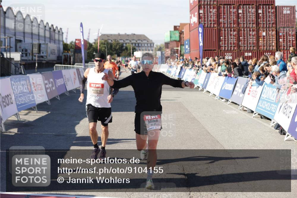 03.10.2025 - Köhlbrandbrückenlauf Jannik Wohlers http://msf.ph/oto/9104155 03.10.2025 12:58:10 Ziel 4234, 4248, 4394, 6715, 6717, 6718 meine-sportfotos.de