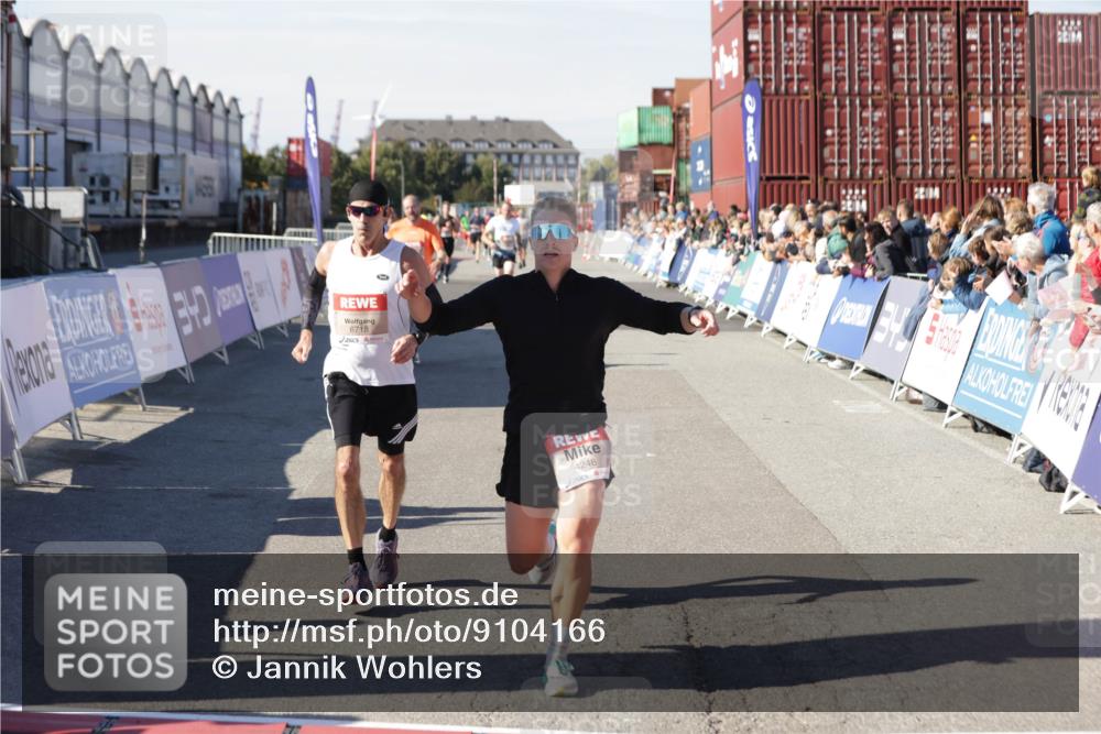 03.10.2025 - Köhlbrandbrückenlauf Jannik Wohlers http://msf.ph/oto/9104166 03.10.2025 12:58:10 Ziel 4234, 4248, 4394, 6715, 6717, 6718 meine-sportfotos.de