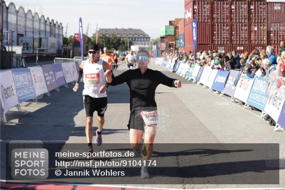 03.10.2025 - Köhlbrandbrückenlauf Jannik Wohlers http://msf.ph/oto/9104174 03.10.2025 12:58:10 Ziel 4234, 4248, 4394, 6715, 6717, 6718 meine-sportfotos.de