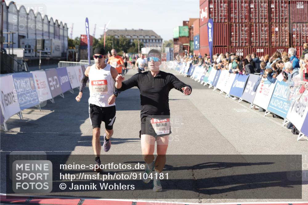 03.10.2025 - Köhlbrandbrückenlauf Jannik Wohlers http://msf.ph/oto/9104181 03.10.2025 12:58:10 Ziel 4234, 4248, 4394, 6715, 6717, 6718 meine-sportfotos.de