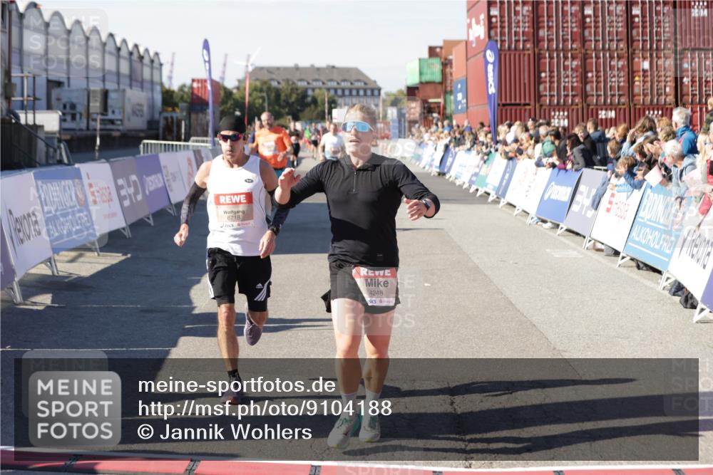 03.10.2025 - Köhlbrandbrückenlauf Jannik Wohlers http://msf.ph/oto/9104188 03.10.2025 12:58:10 Ziel 4234, 4248, 4394, 6715, 6717, 6718 meine-sportfotos.de