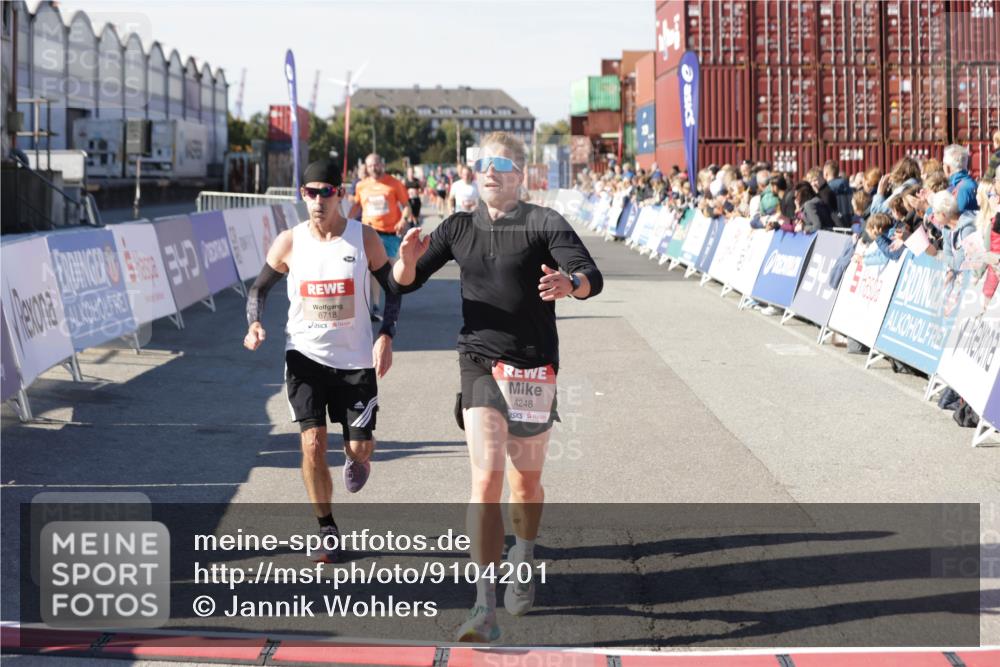 03.10.2025 - Köhlbrandbrückenlauf Jannik Wohlers http://msf.ph/oto/9104201 03.10.2025 12:58:11 Ziel 4234, 4248, 4394, 6152, 6715, 6717, 6718 meine-sportfotos.de