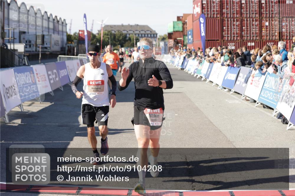 03.10.2025 - Köhlbrandbrückenlauf Jannik Wohlers http://msf.ph/oto/9104208 03.10.2025 12:58:11 Ziel 4234, 4248, 4394, 6152, 6715, 6717, 6718 meine-sportfotos.de