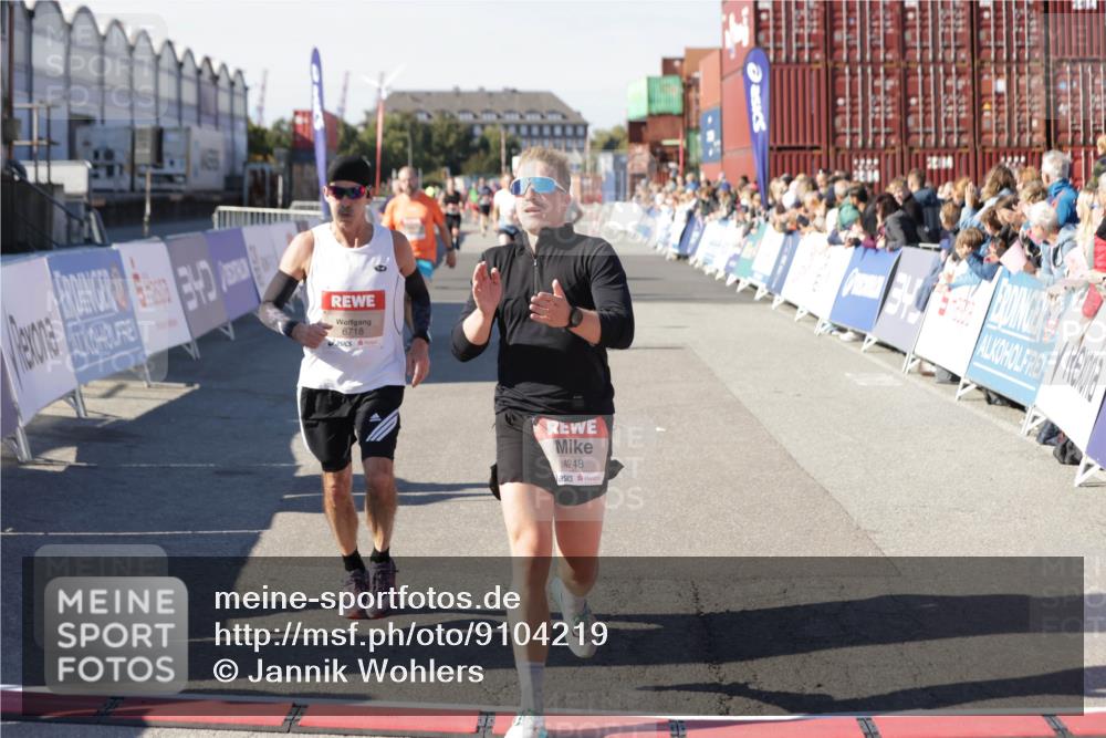 03.10.2025 - Köhlbrandbrückenlauf Jannik Wohlers http://msf.ph/oto/9104219 03.10.2025 12:58:11 Ziel 4234, 4248, 4394, 6152, 6715, 6717, 6718 meine-sportfotos.de