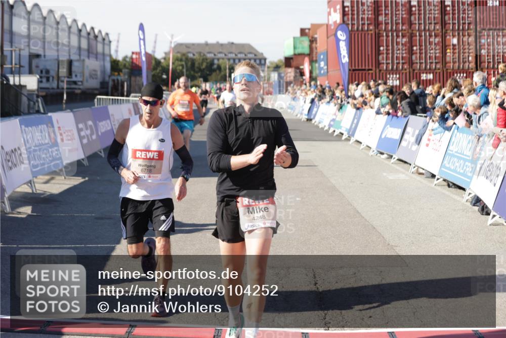 03.10.2025 - Köhlbrandbrückenlauf Jannik Wohlers http://msf.ph/oto/9104252 03.10.2025 12:58:11 Ziel 4234, 4248, 4394, 6152, 6715, 6717, 6718 meine-sportfotos.de