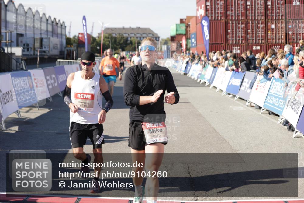03.10.2025 - Köhlbrandbrückenlauf Jannik Wohlers http://msf.ph/oto/9104260 03.10.2025 12:58:11 Ziel 4234, 4248, 4394, 6152, 6715, 6717, 6718 meine-sportfotos.de