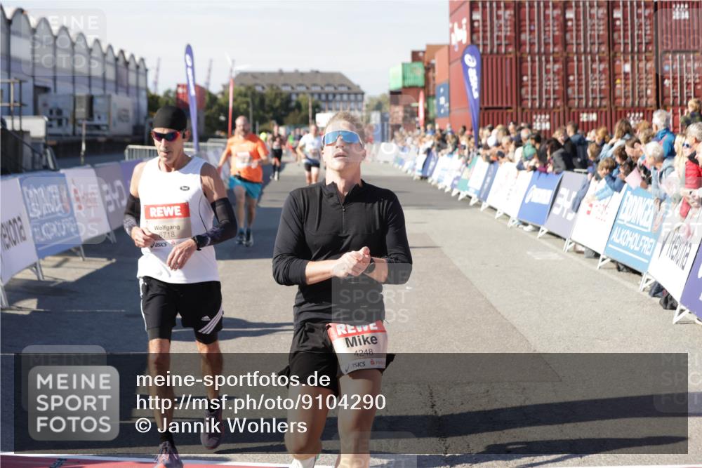 03.10.2025 - Köhlbrandbrückenlauf Jannik Wohlers http://msf.ph/oto/9104290 03.10.2025 12:58:11 Ziel 4234, 4248, 4394, 6152, 6715, 6717, 6718 meine-sportfotos.de