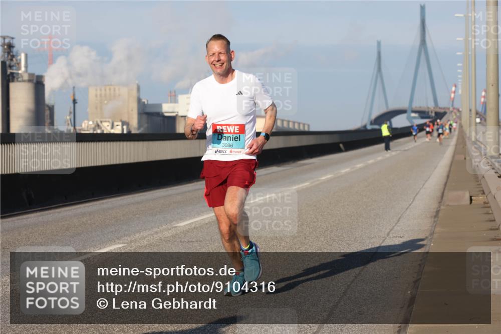 03.10.2025 - Köhlbrandbrückenlauf Lena Gebhardt http://msf.ph/oto/9104316 03.10.2025 09:38:22 Position 2 3086 meine-sportfotos.de